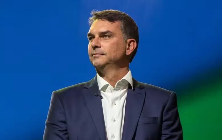 Flávio Bolsonaro declara voto a favor do fim da escala 6×1