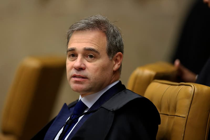 Mendonça manda CUT apagar posts que ligavam Flávio a milícias e fim do Pix