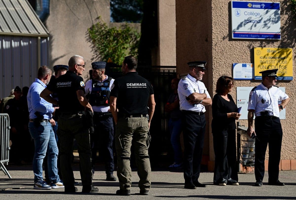 Adolescente atira com espingarda em diretor e professora de escola na França